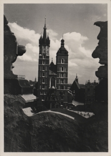 Kraków. Kościół Mariacki, z przodu fragment Sukiennic