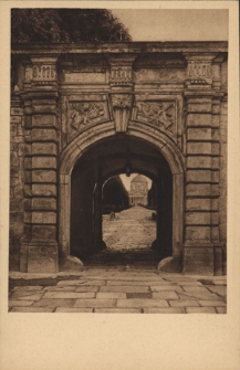Zamek w Podhorcach XVII w. [...] widok na kościół, przez bramę zamkową [..]