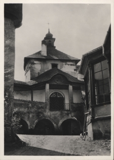 Niedzica (Pieniny). Dziedziniec zamkowy, widok na basztę, w której mieści się kaplica