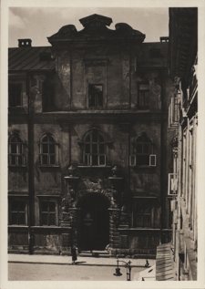 Lw&oacute;w. Brama dawnego Kolegium OO. Jezuit&oacute;w