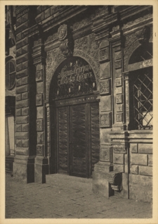 Lw&oacute;w. Rynek, brama czarnej kamienicy