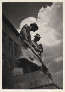 Krak&oacute;w. Akademia G&oacute;rnicza, postacie przy wejściu